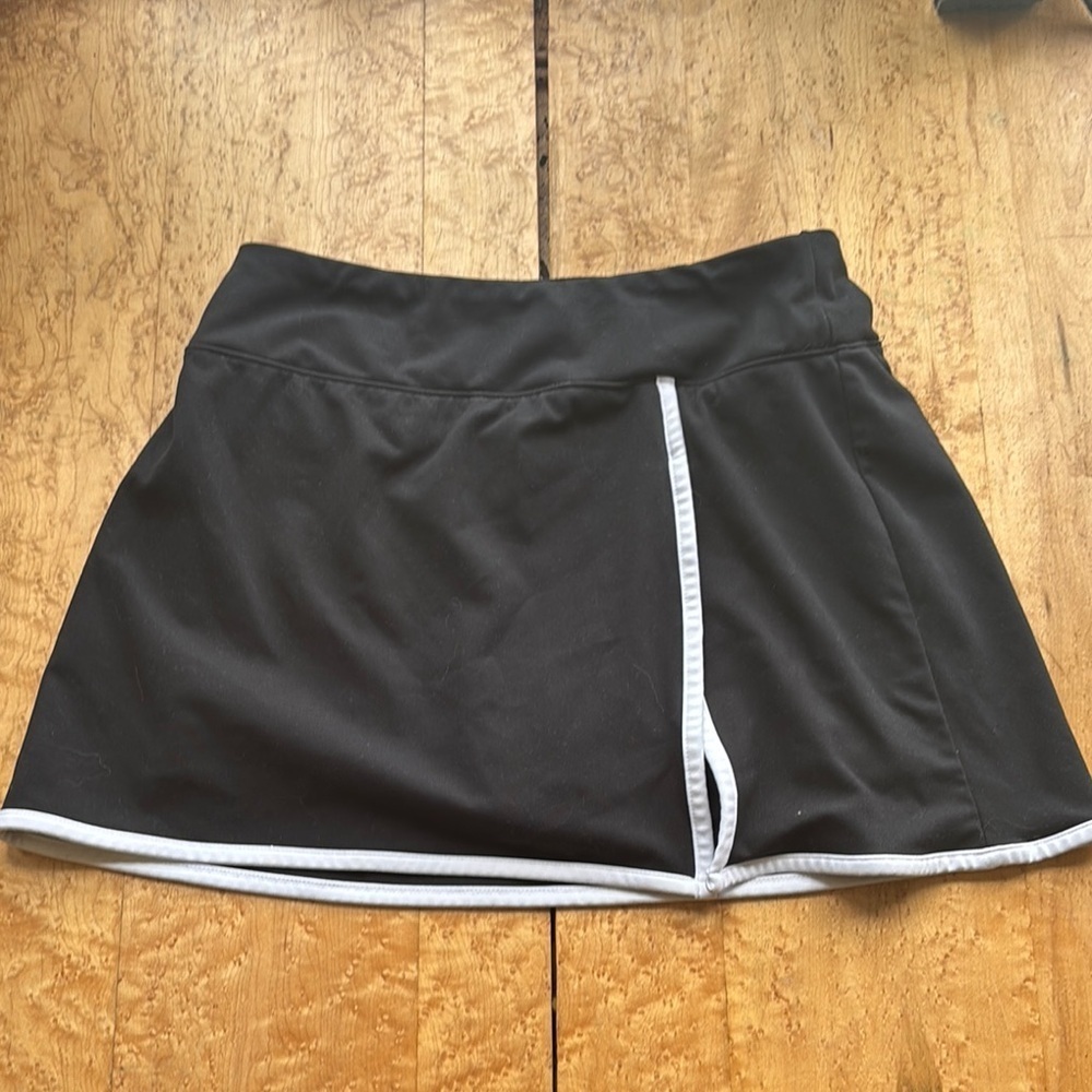 Target black and white contrast active skort